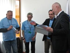 Handing over the petition - the right to drinking water